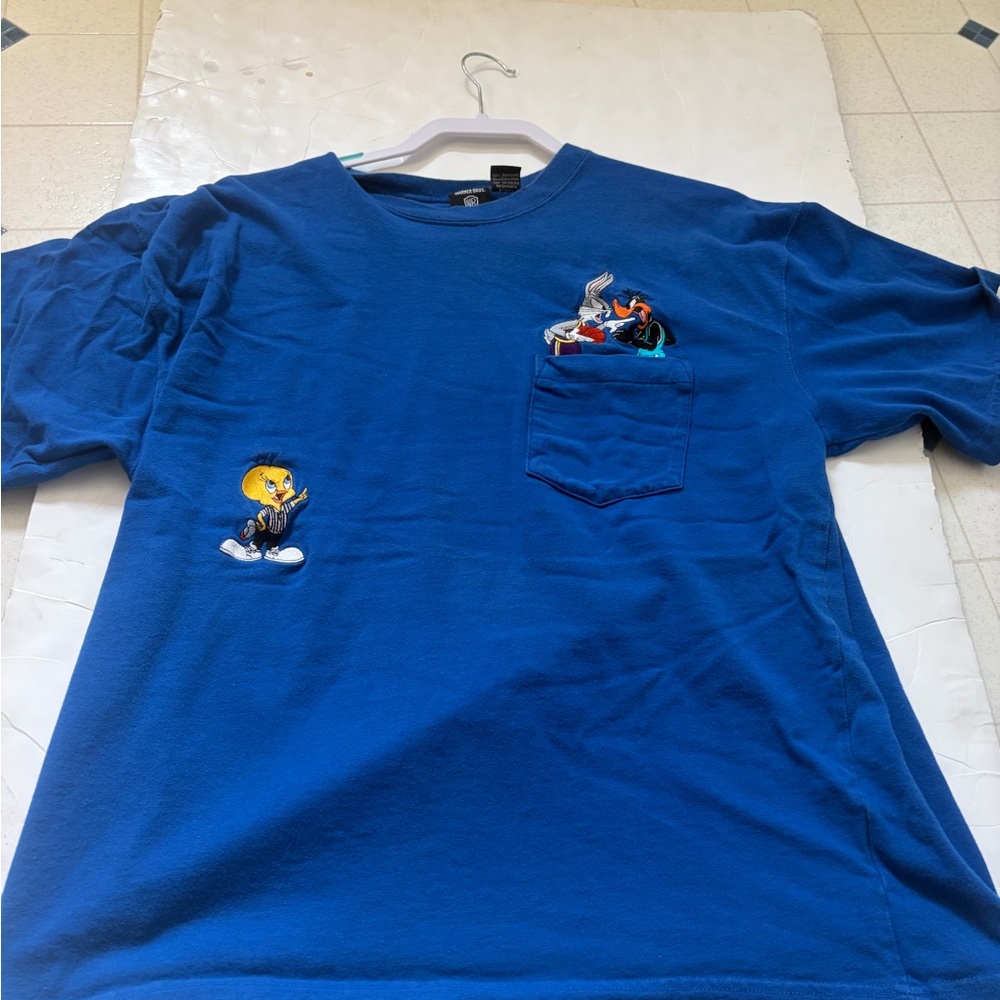 Vintage embroidered Warner Bros store . Blue Cartoon Character Tee looney large